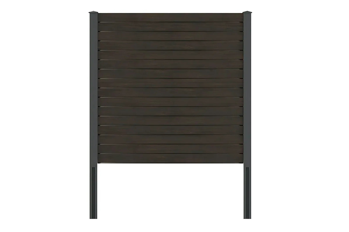 Alu-Zaun pure 100 mit Rhombusprofil in Holzdekor Dark Oak und anthrazitfarbenen Alu-Pfosten zum Einbetonieren, freigestellt
