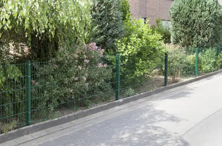 Doppelstabmattenzaun in Moosgrün mit Zaunpfosten als Grundstücksbegrenzung im Garten