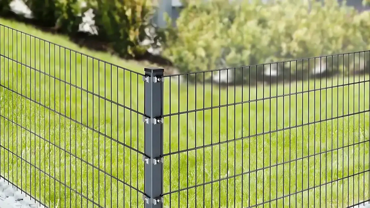 Anthrazit Eckpfosten 60x60 mm mit Edelstahl-Plättchen an der Grundstücksecke montiert