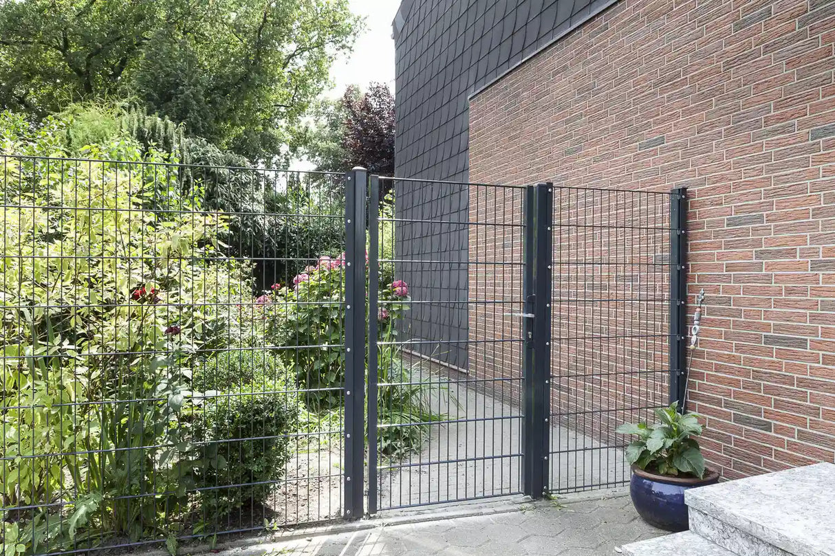 Anthrazit Gartentor 8/6/8 an der Hauswand montiert, Einbausituation