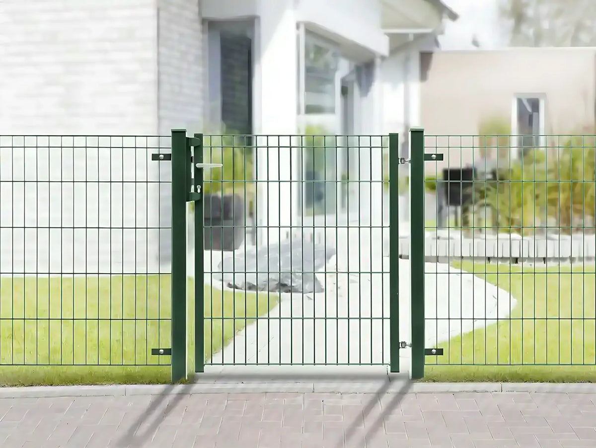 Gartentor aus Doppelstabmatten in Moosgrün RAL 6005 in einem Vorgarten mit Gartenweg