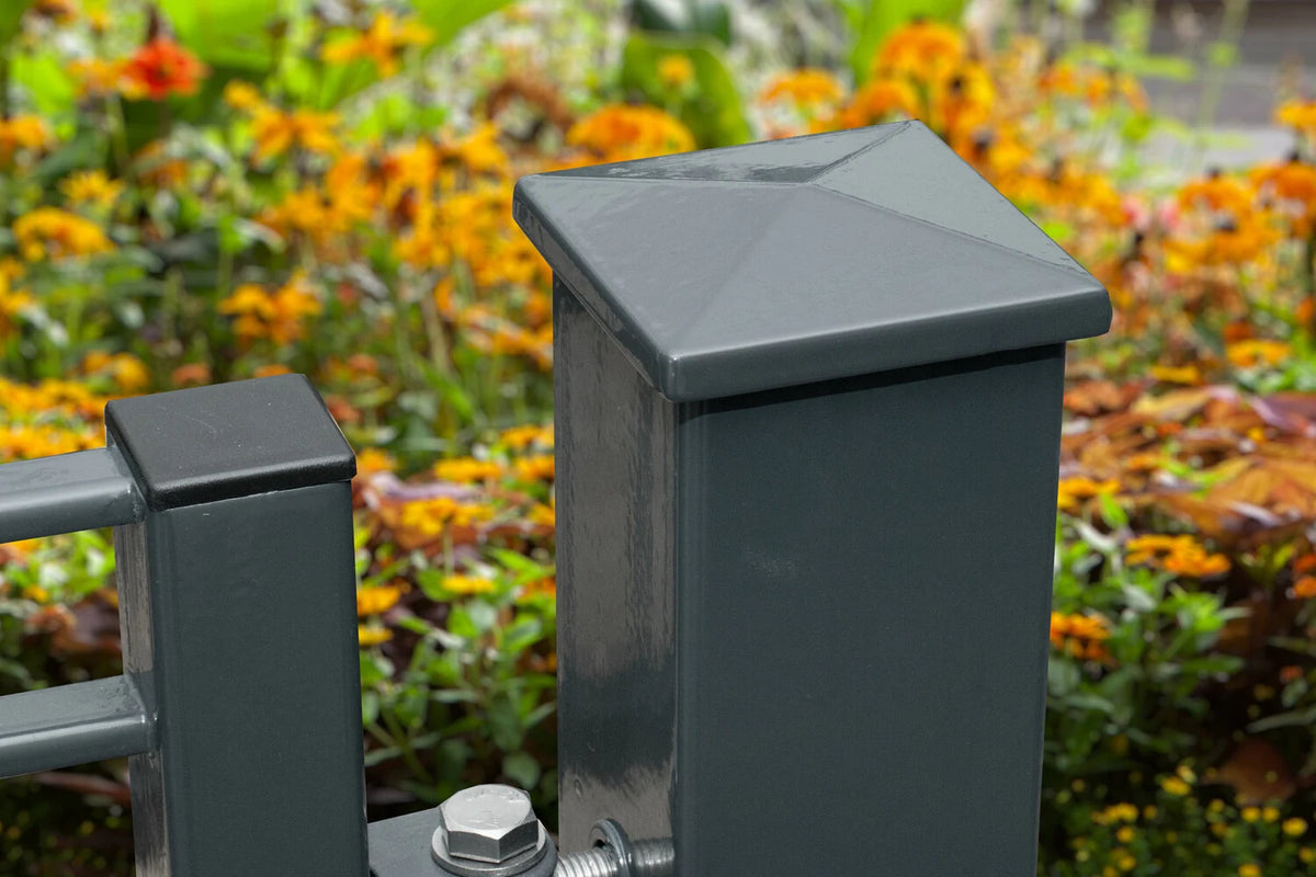 Pfostenkappe 60 x 60 mm Anthrazit auf einem Torpfosten montiert im Garten