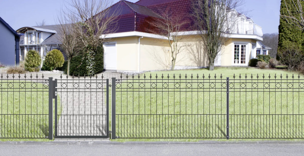 Schmuckzaun Rimini in Anthrazit vor einem Wohnhaus, mit Gartentor