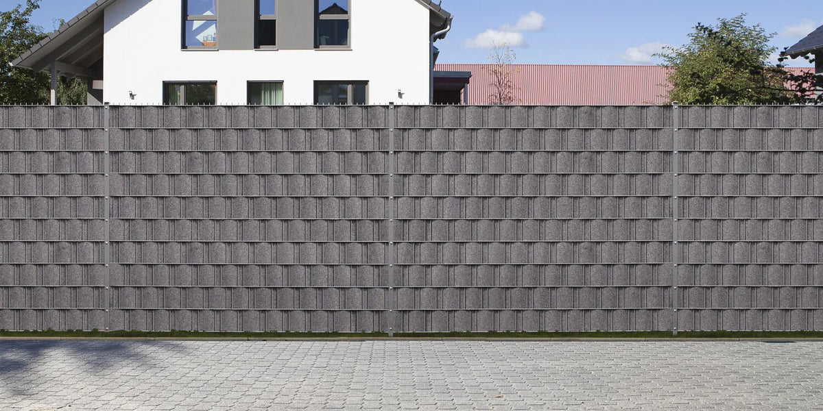 Blickdichter Doppelstabmattenzaun mit Sichtschutz-Vlies in Graphitgrau an der Straße