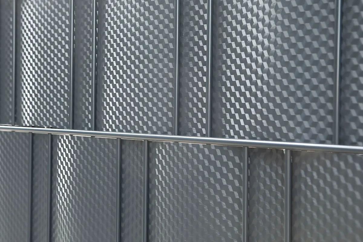Detailaufnahme der dreidimensionalen Würfeloptik des CUBE Sichtschutzstreifens