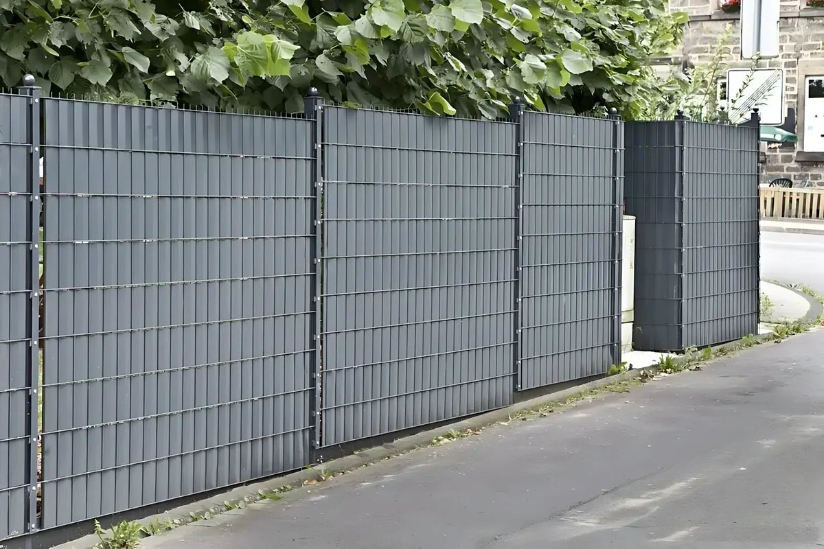 Doppelstabmattenzaun mit Sichtschutzstreifen als blickdichte Abgrenzung zur Straße