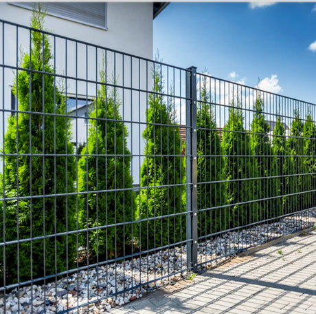 Doppelstabmattenzaun in Anthrazit RAL 7016 als Gartenzaun montiert