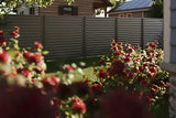 Alu-Rhombus-Sichtschutz pure 100 in Anthrazit hinter einem Rosenbeet