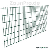 Doppelstabmatte 6/5/6 Moosgrün RAL 6005 – Perspektivansicht Zaunfeld schräg, Drahtstärke 6/5/6 mm, pulverbeschichtet