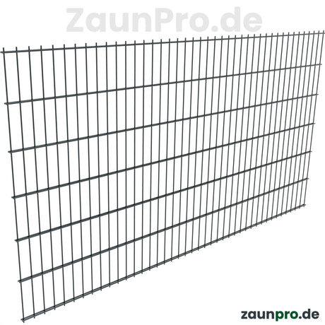 Doppelstabmatte 8/6/8 Anthrazit RAL 7016 – Perspektivansicht Zaunfeld schräg, schwere Ausführung, Drahtstärke 8/6/8 mm