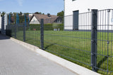 Gartenzaun aus Metall: Doppelstabmatten 6/5/6 in Anthrazit neben einer Gabionenwand