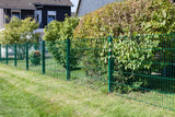 Doppelstabzaun 6/5/6 in Moosgrün als Grundstücksbegrenzung im Garten