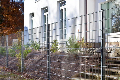 Anthrazit Doppelstabmattenzaun 8/6/8 im Garten montiert, Einbausituation am Grundstück