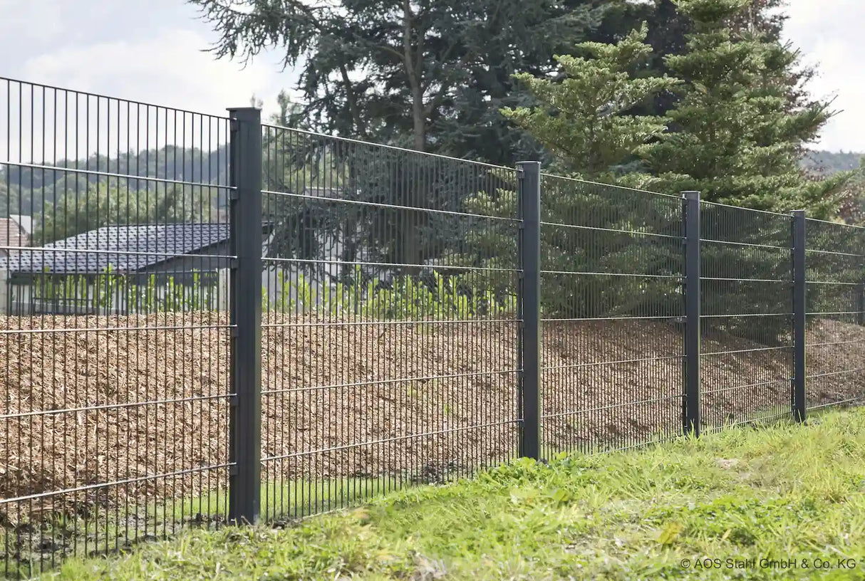 Gartenzaun aus Metall in Anthrazit: Doppelstabmatten 8/6/8 entlang der Grundstücksseite