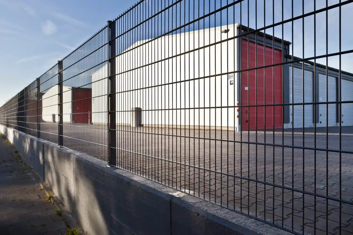 Verzinkter Doppelstabmattenzaun 8/6/8 zur Absicherung einer Gewerbefläche