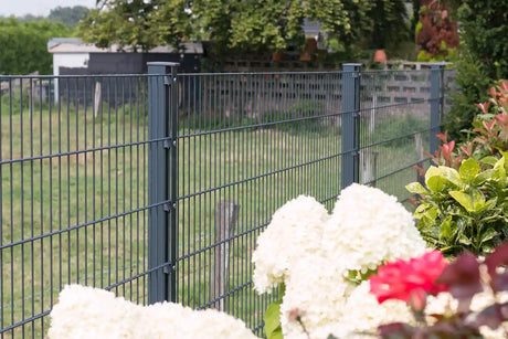 Stabmattenzaun-System 6/5/6 als durchgehende Gartenbegrenzung, Gesamtansicht
