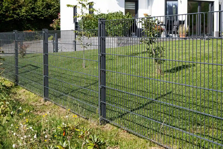 Lieferumfang des Doppelstabmattenzaun Komplettsets 8/6/8: Matten und Pfosten