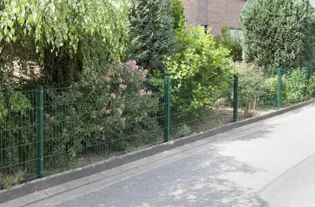Doppelstabmattenzaun in Moosgrün mit Zaunpfosten als Grundstücksbegrenzung im Garten