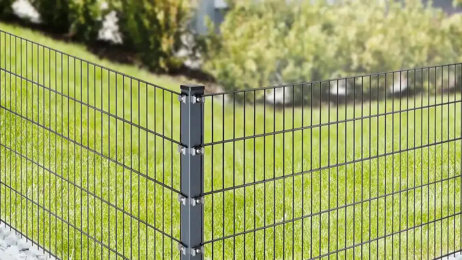 Anthrazit Eckpfosten 60x60 mm mit Edelstahl-Plättchen an der Grundstücksecke montiert