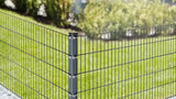 Anthrazit Eckpfosten 60x60 mm mit Edelstahl-Plättchen an der Grundstücksecke montiert