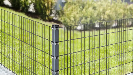 Anthrazit Eckpfosten 60x60 mm mit Edelstahl-Plättchen an der Grundstücksecke montiert