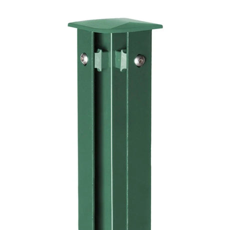 Eckpfosten 60x60 mm in Moosgrün RAL 6005 mit durchgehender Abdeckleiste, freigestellt