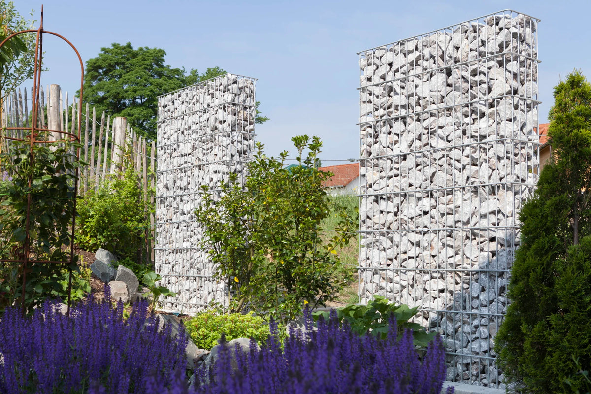 Gabionenwand als Sichtschutz aus zwei befüllten Gabionenkörben JUMBO in einem Garten mit Lavendel