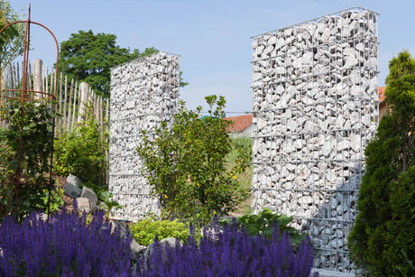 Gabionenwand als Sichtschutz aus zwei befüllten Gabionenkörben JUMBO in einem Garten mit Lavendel