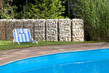 Niedrige Gabionenmauer aus befüllten Gabionensäulen RUBIN als Abgrenzung an einem Pool