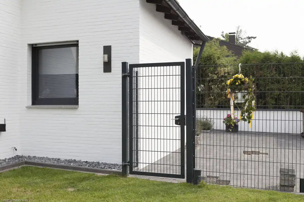 Gartentor 8/6/8 in Anthrazit entlang des Zaunverlaufs
