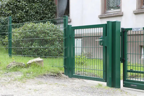 Gartentor 8/6/8 in Moosgrün, Einbausituation im Garten