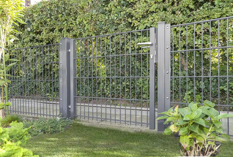 Anthrazit Gartentor 8/6/8 im Garten montiert, Einbausituation