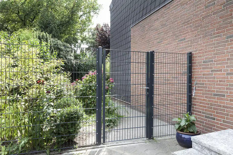 Anthrazit Gartentor 8/6/8 an der Hauswand montiert, Einbausituation
