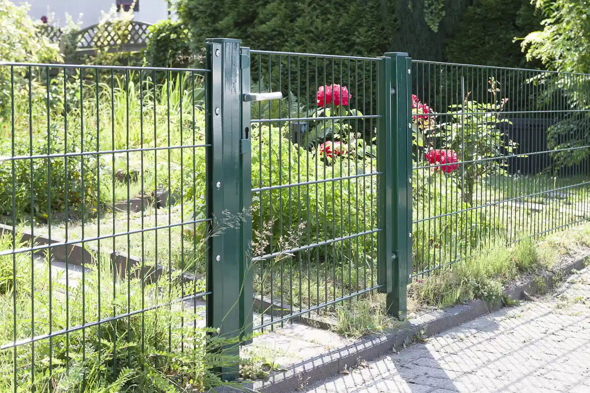 Moosgrünes Gartentor 8/6/8 im Garten montiert, Einbausituation