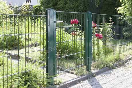 Moosgrünes Gartentor 8/6/8 im Garten montiert, Einbausituation