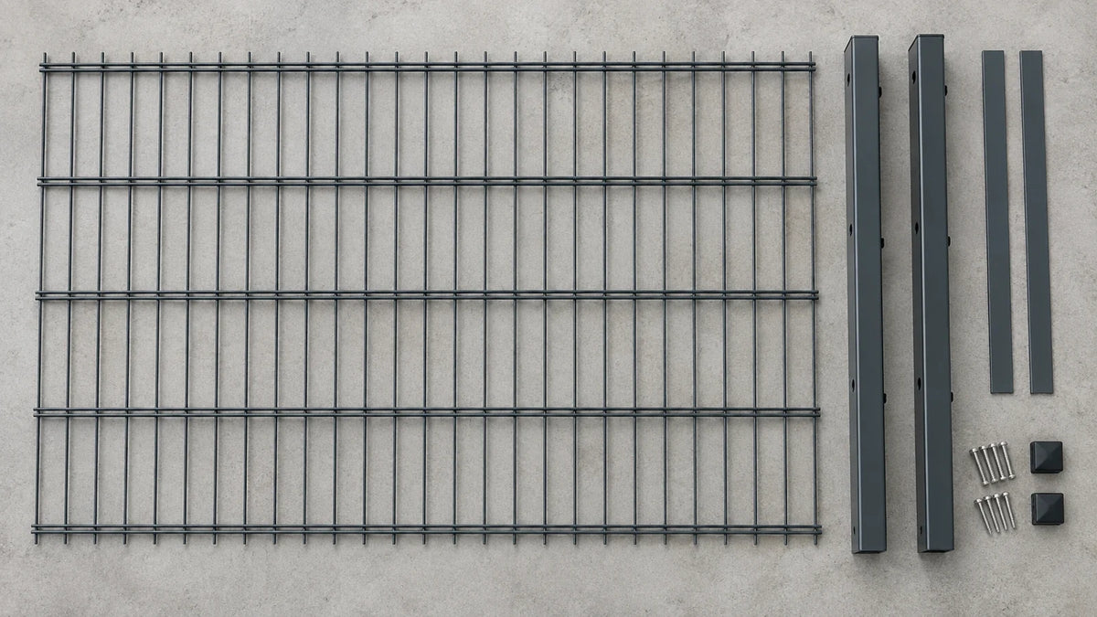 Lieferumfang Komplettset Doppelstabmattenzaun 6/5/6: Doppelstabmatte, zwei Zaunpfosten 60x40 mm, Abdeckleisten, Kunststoffkappen und Edelstahlschrauben