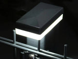LED-Pfostenkappe aus dem Set leuchtet auf einem Zaunpfosten am Doppelstabmattenzaun