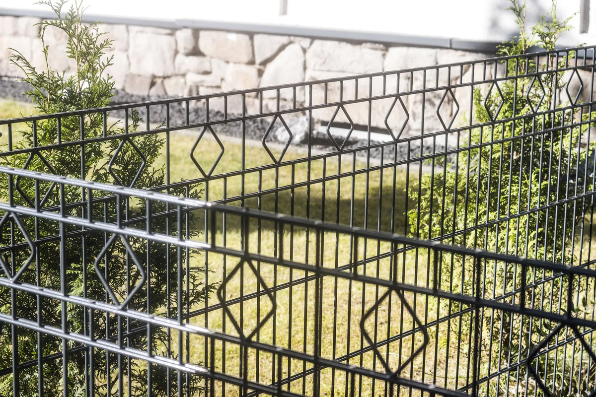 Schmuckzaun Barcelona in Anthrazit im Garten, Rautenornamente in Nahaufnahme