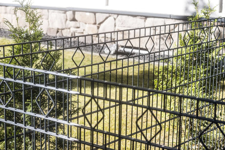 Schmuckzaun Barcelona in Anthrazit im Garten, Rautenornamente in Nahaufnahme
