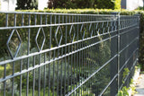 Schmuckzaun Barcelona in Anthrazit, Rautenornamente im oberen Feld vor einer Hecke