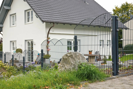Schmuckzaun Innsbruck in Anthrazit vor einem Einfamilienhaus mit Vorgarten