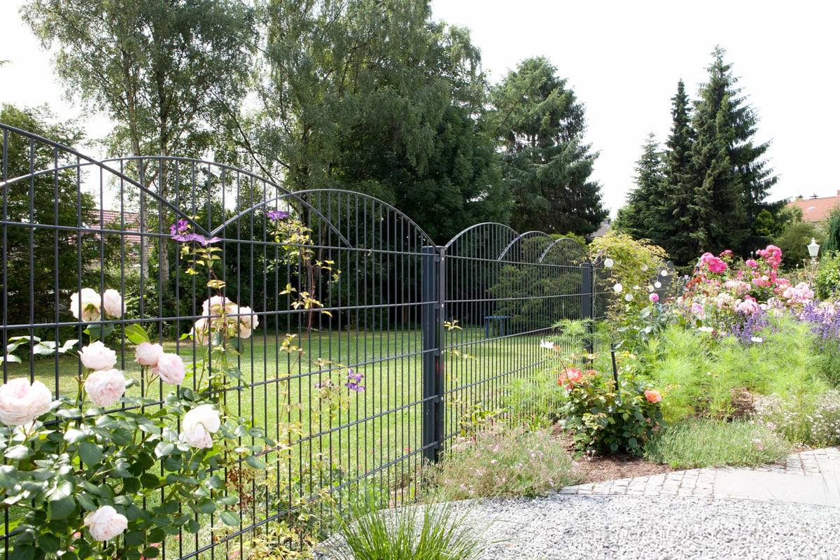Schmuckzaun Innsbruck mit Dreifachbogen in Anthrazit in einem Garten mit Rosenbeet