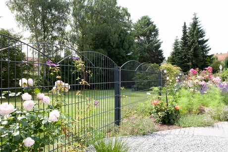 Schmuckzaun Innsbruck mit Dreifachbogen in Anthrazit in einem Garten mit Rosenbeet
