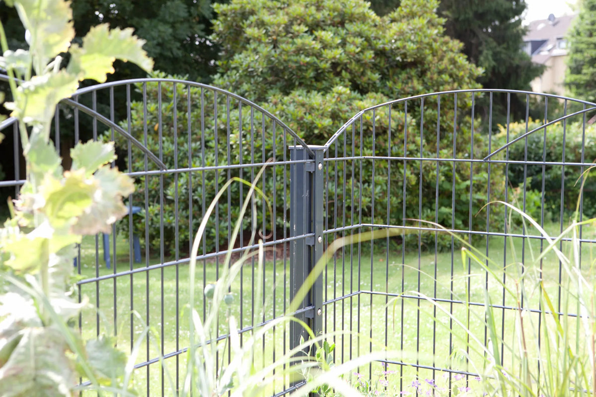Schmuckzaun Innsbruck in Anthrazit mit Zaunpfosten hinter Gartenpflanzen