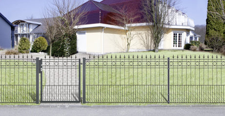 Schmuckzaun Rimini in Anthrazit vor einem Wohnhaus, mit Gartentor