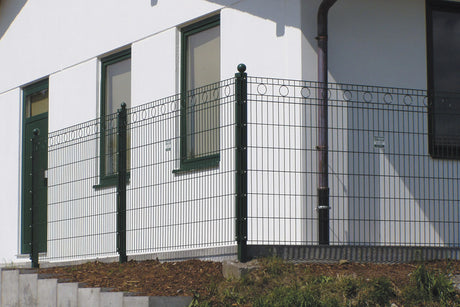 Schmuckzaun Rom in Anthrazit mit Kreisornamenten vor einer weißen Hauswand
