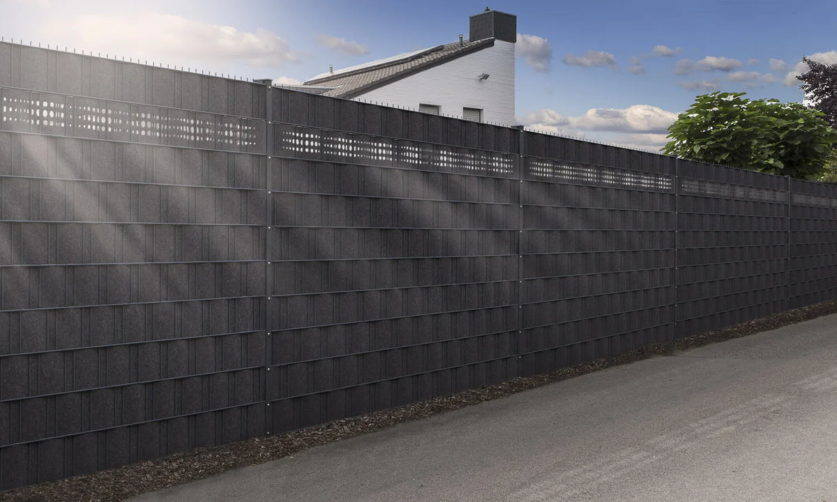 Doppelstabmattenzaun mit Sichtschutz-Vlies in Schwarzgrau vor einem Wohnhaus