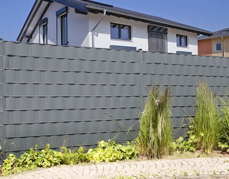 Doppelstabmattenzaun mit CUBE Sichtschutz in Anthrazit als Sichtschutz im Garten