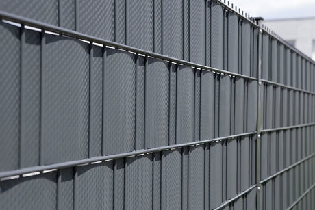 CUBE Sichtschutz im Doppelstabmattenzaun eingeflochten, Nahaufnahme in Anthrazit