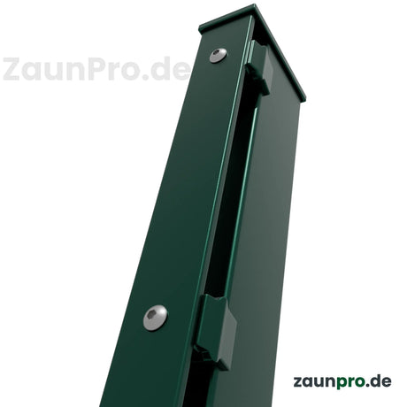 Zaunpfosten mit Abdeckleiste 40×60 mm Moosgrün RAL 6005 – Detailansicht der Abdeckleiste, pulverbeschichtet, zum Einbetonieren